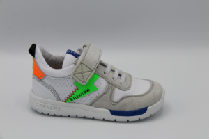 Witte sneaker groene bliksemschicht