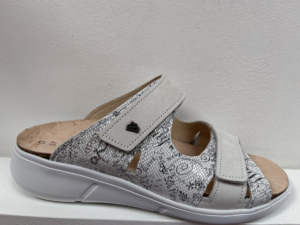03350 Palau Wit words slipper Finn comfort