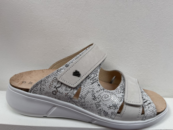 03350 Palau Wit words slipper Finn comfort