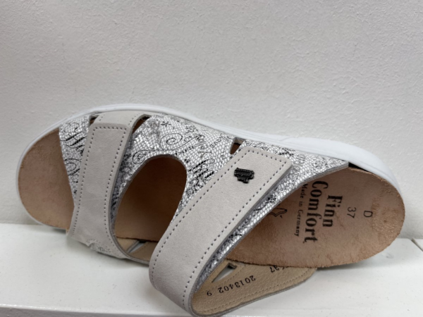 03350 Palau Wit words slipper Finn comfort
