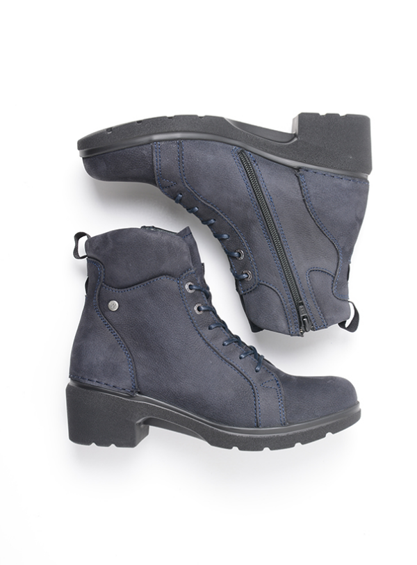 0278011 midi blauw veterlaarsje Wolky