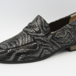 309.003 Zwarte moccassin met antiek zilver H